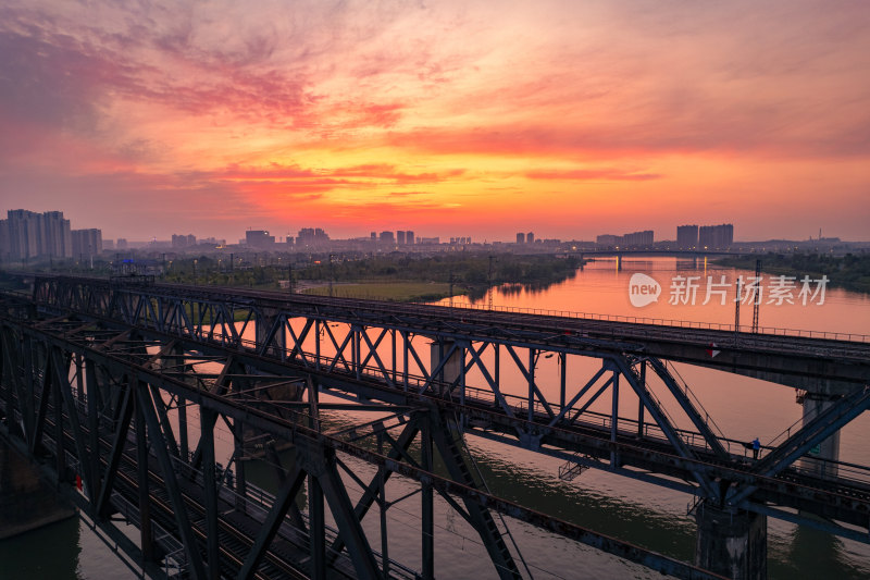 火车铁路桥梁夕阳晚边