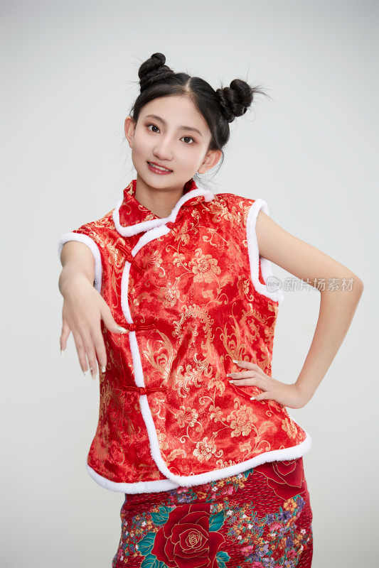 白色背景下身穿喜庆传统服饰的亚洲可爱少女