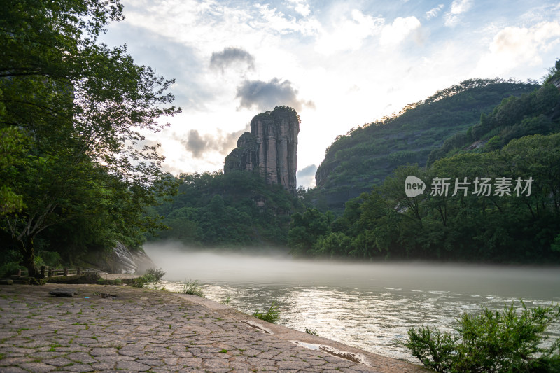 武夷山玉女峰山水间云雾缭绕的自然风光
