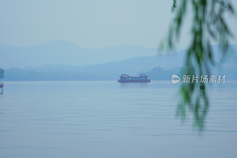 晨雾弥漫的西湖景区