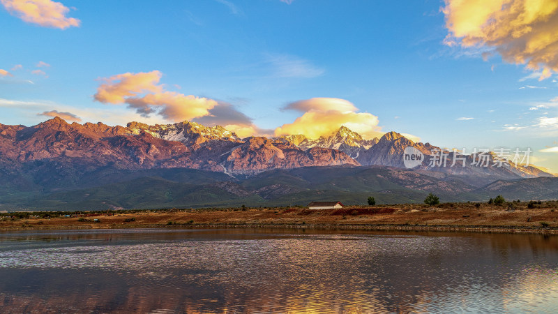 中国云南玉龙雪山流云日照金山夕阳