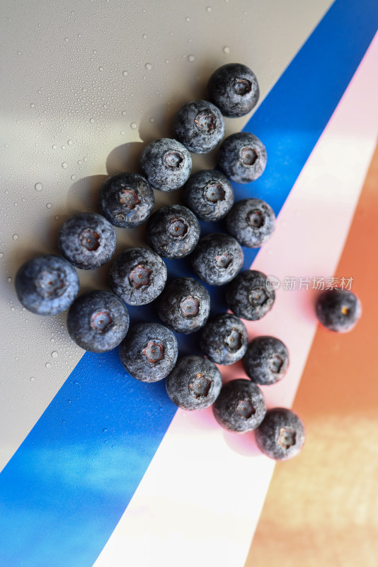 桌上蓝莓的高角度视图