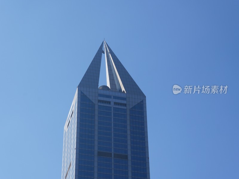 现代高楼与低矮建筑并存的城市景象