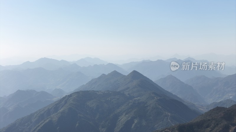 连绵起伏的群山远景自然风光图