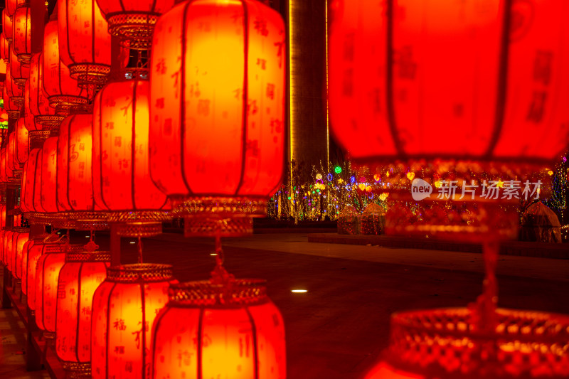 中国春节过年夜晚悬挂的红色灯笼