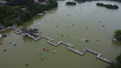 广东惠州：五一黄金周期间西湖湖上游船众多