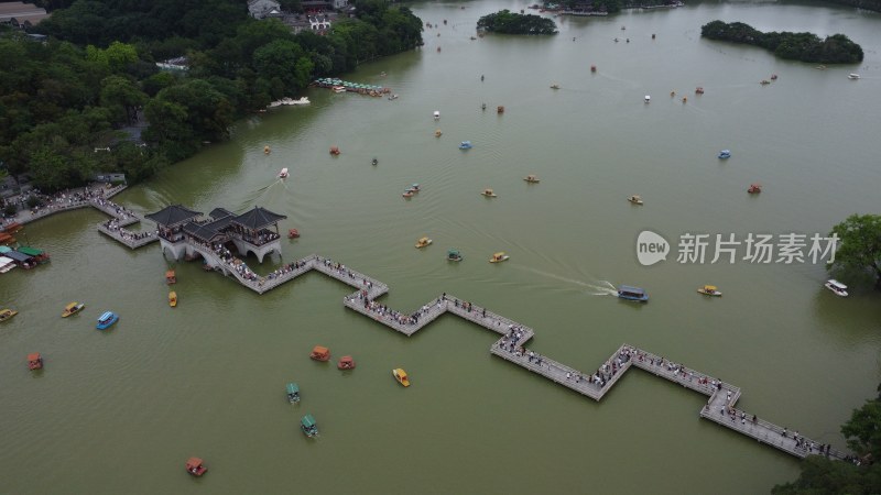 广东惠州：五一黄金周期间西湖湖上游船众多