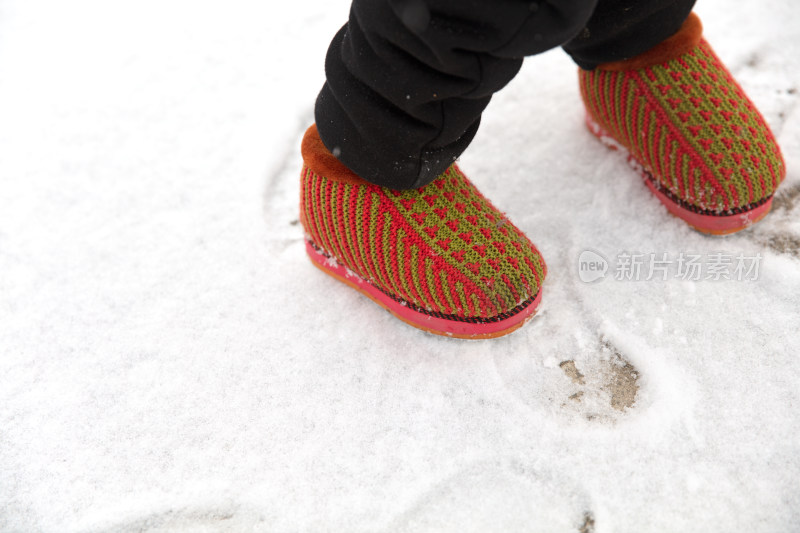 雪地里踩雪的脚