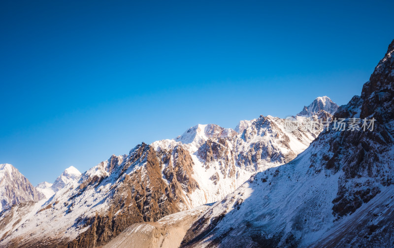 新疆天山山脉宏伟雪山风景