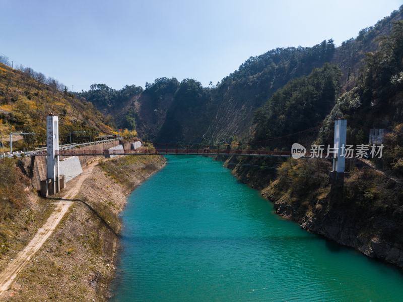 浙江杭州临安山间的悬索桥