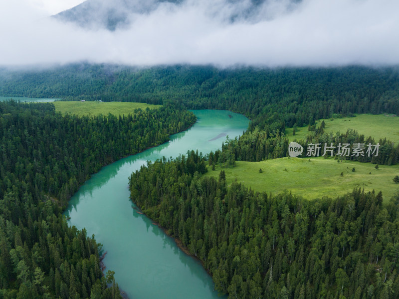 航拍夏季新疆喀纳斯月亮湾风景