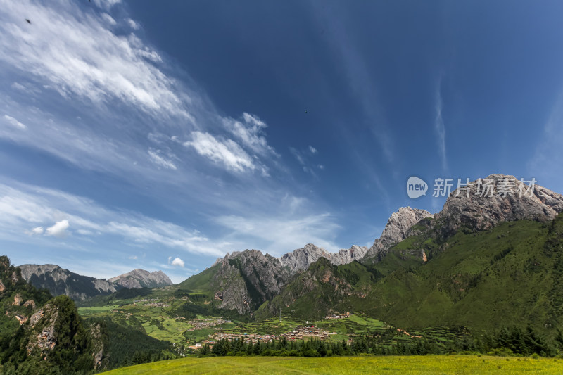 云雾缭绕下的草原山峰