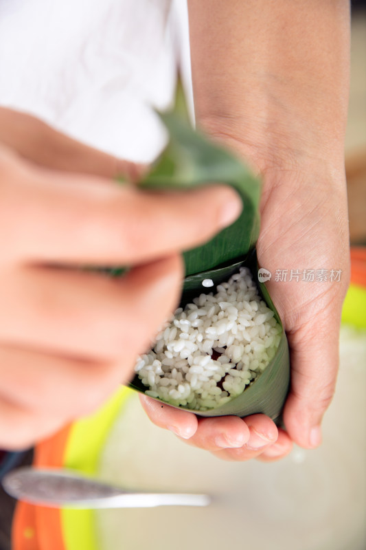 中国人正在制作端午节的传统食品粽子