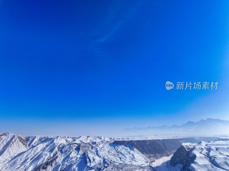 航拍新疆冬季安集海大峡谷雪景雪山山脉河流