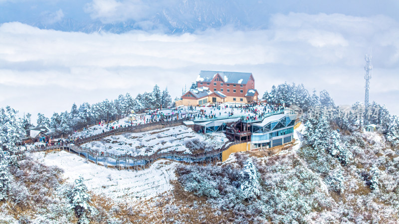 四川成都西岭雪山景区的日月坪航拍特写