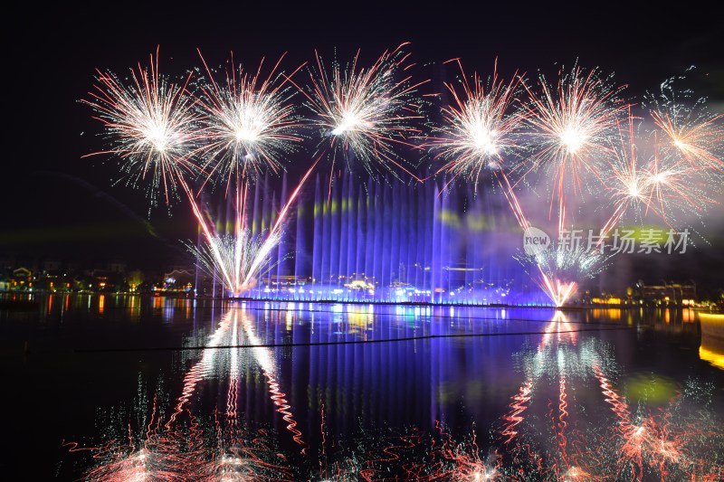 夜空中绽放的绚烂烟花