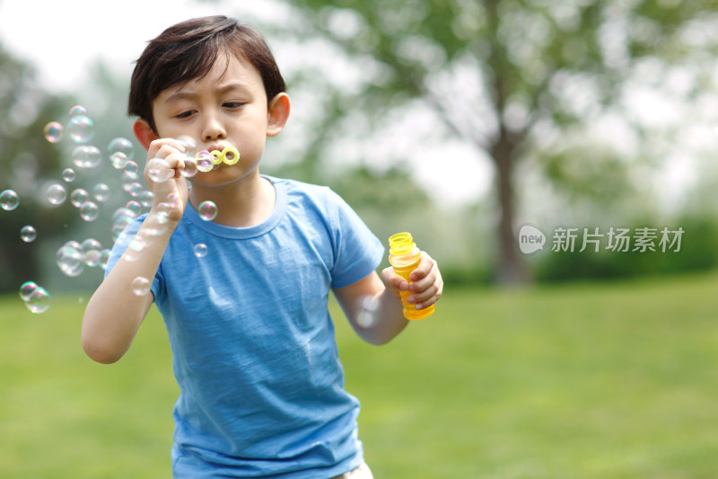 小男孩吹泡泡