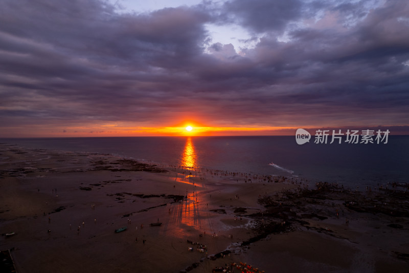 夏天涠洲岛三彩沙滩海边日出朝霞