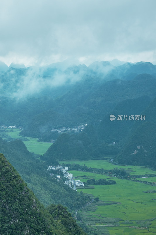 云雾缭绕的贵州万峰林田园风光