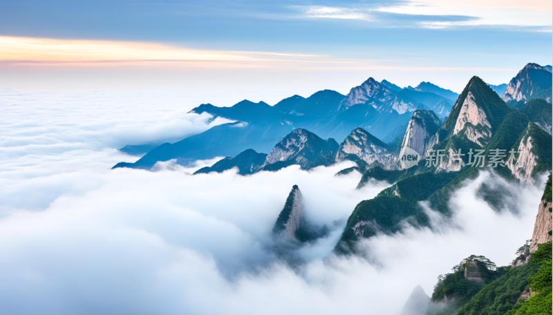 云雾缭绕的壮丽华山山景