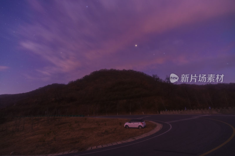 山间公路夜空繁星璀璨的美丽景象