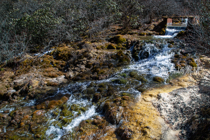 四川阿坝黄龙景区山间钙华地形瀑布流水