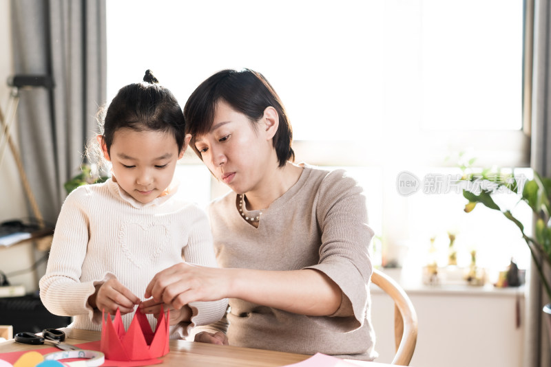 在家一起做手工剪纸的中国母女