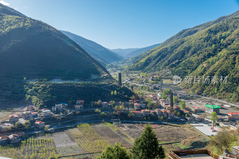 马尔康松岗村全景