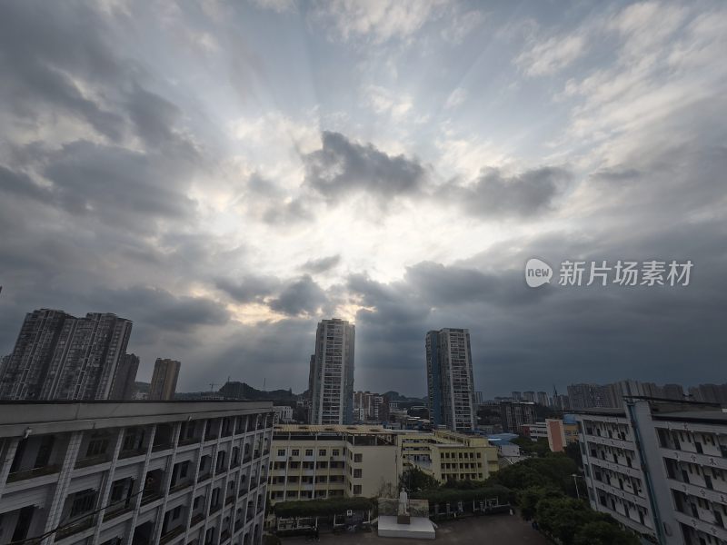 城市建筑群上空的多云天气