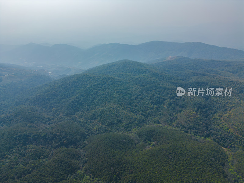 航拍郊外的山脉自然风光