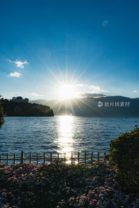 洱海日落水波纹星光湖面