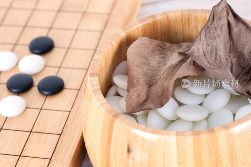 棋盘旁的一盒棋子