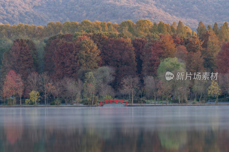 江苏南京灵山风景区前湖秋天秋色倒影