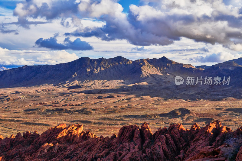 夕阳下的红色山谷