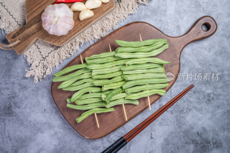 木盘上的豆角串