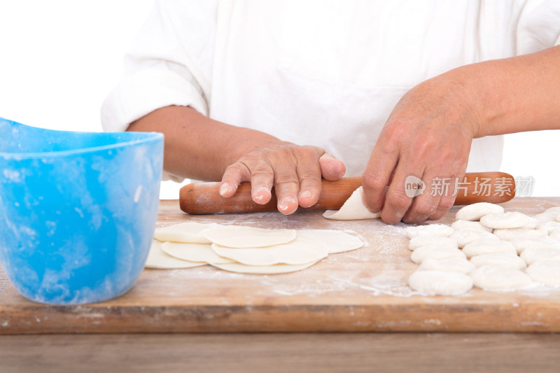 中国人在砧板上擀饺子皮准备包饺子