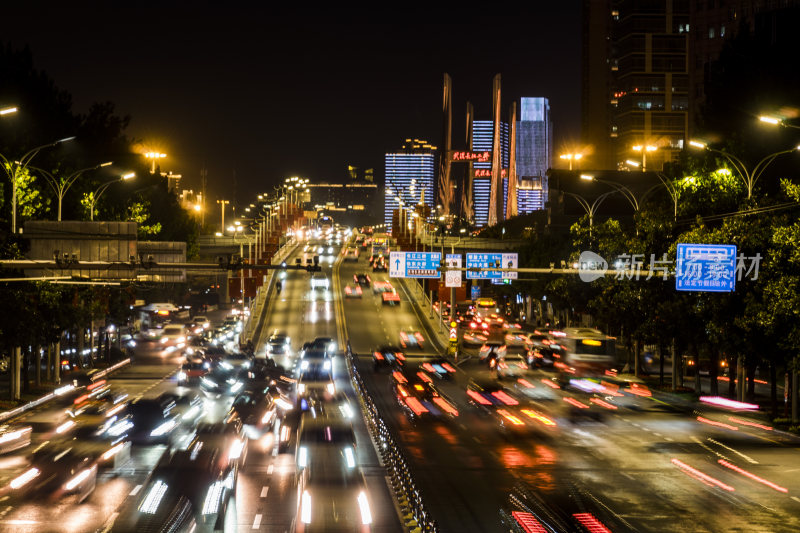 夜晚城市街道车水马龙的繁忙景象