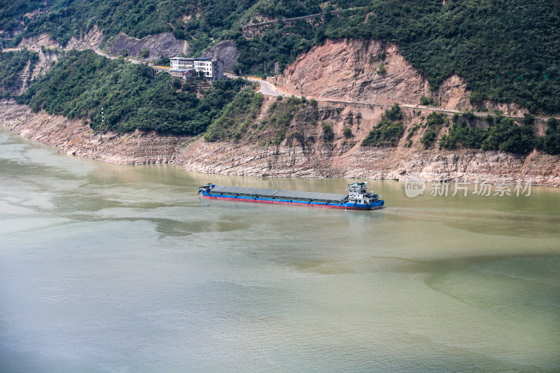 长江三峡上行驶的船舶，西陵峡，兵书宝剑峡