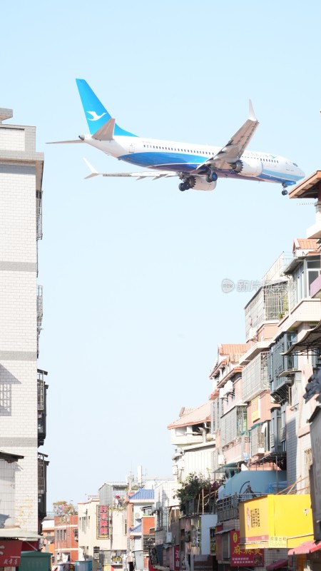 城市上空飞行的客机