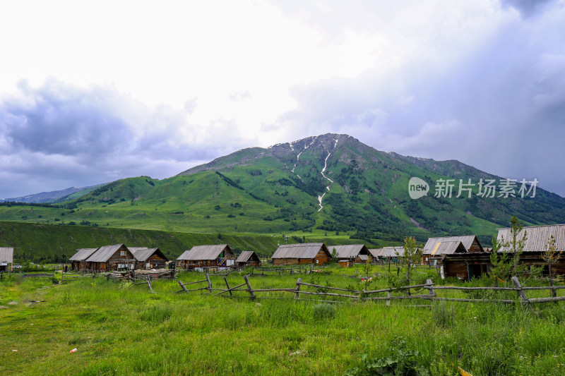 春季阿勒泰禾木村庄风景