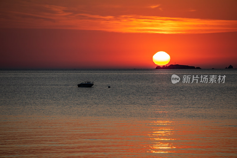 山东烟台第一海上浴场栈桥海上日出景观