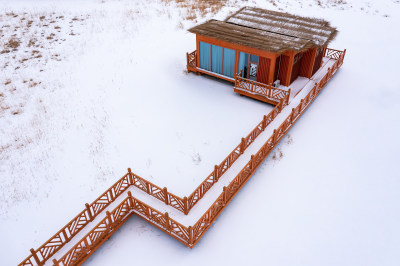 航拍酒泉祁连苇海景区民宿房屋雪景