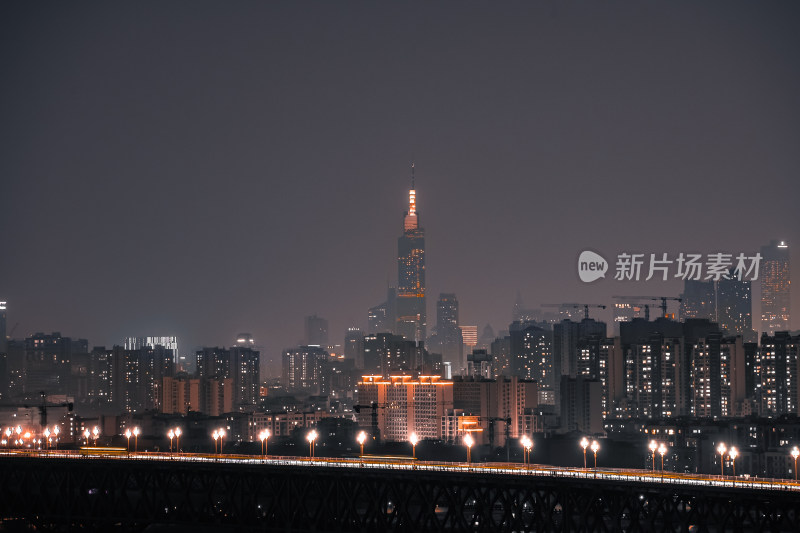 城市夜景灯火辉煌的景象--长江大桥