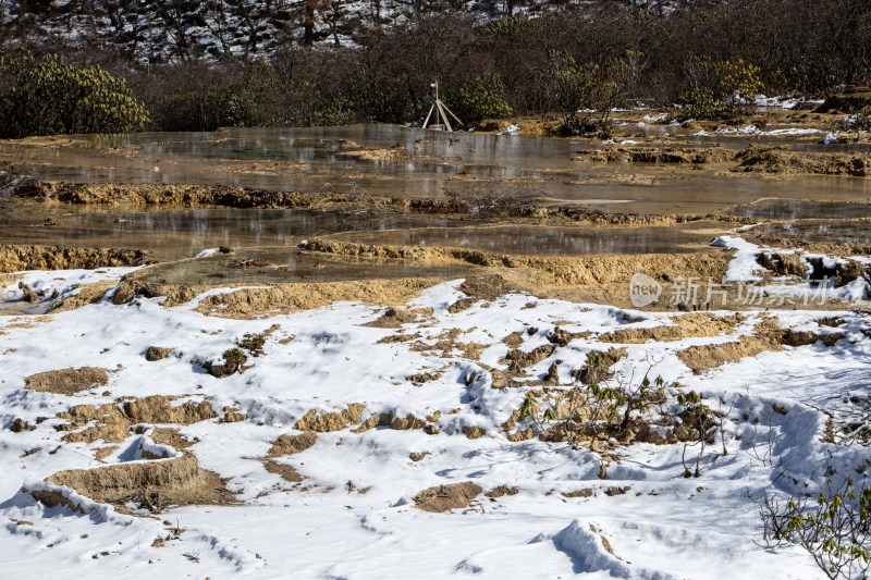 四川阿坝黄龙景区冬日积雪覆盖钙化池流水