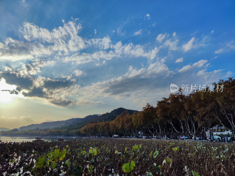 杭州西湖断桥湖畔黄昏夕阳下的景色