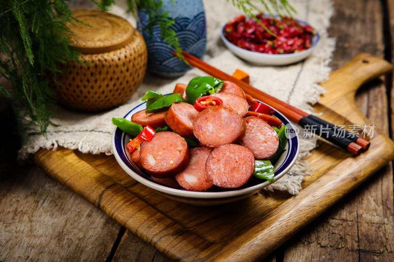 香辣美味的炒红肠