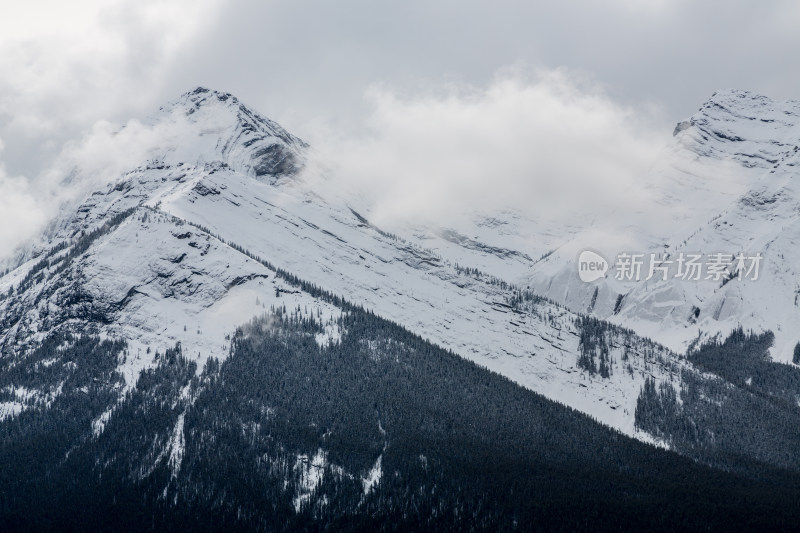 落基山的雪山