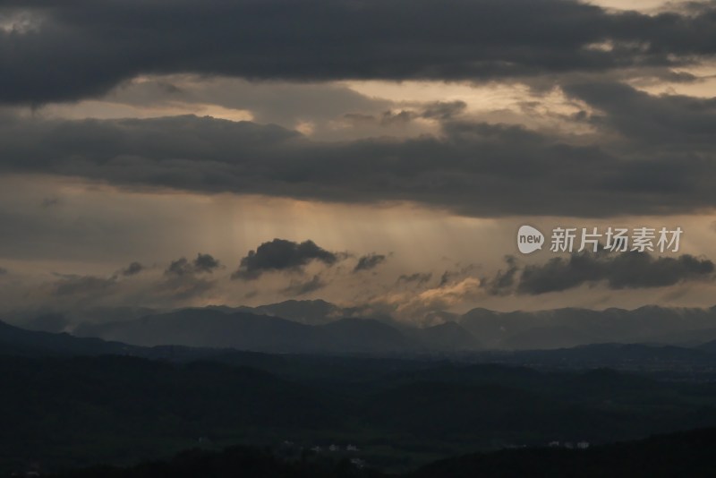 丹霞山大山里的天空