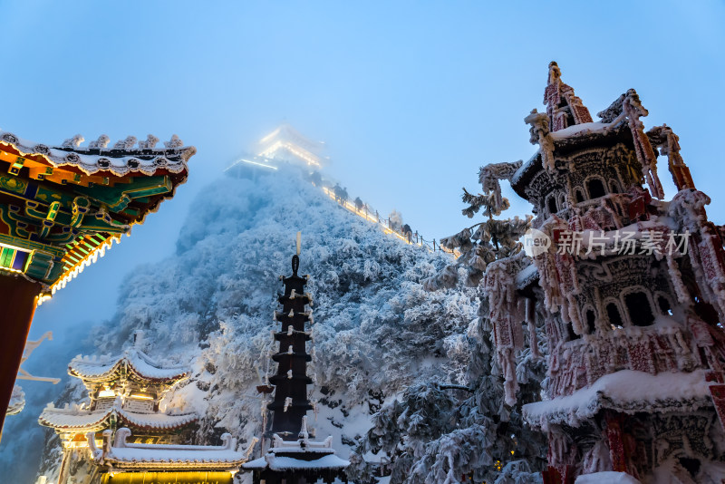 河南老君山景区冬季大雪古建筑房檐夜景