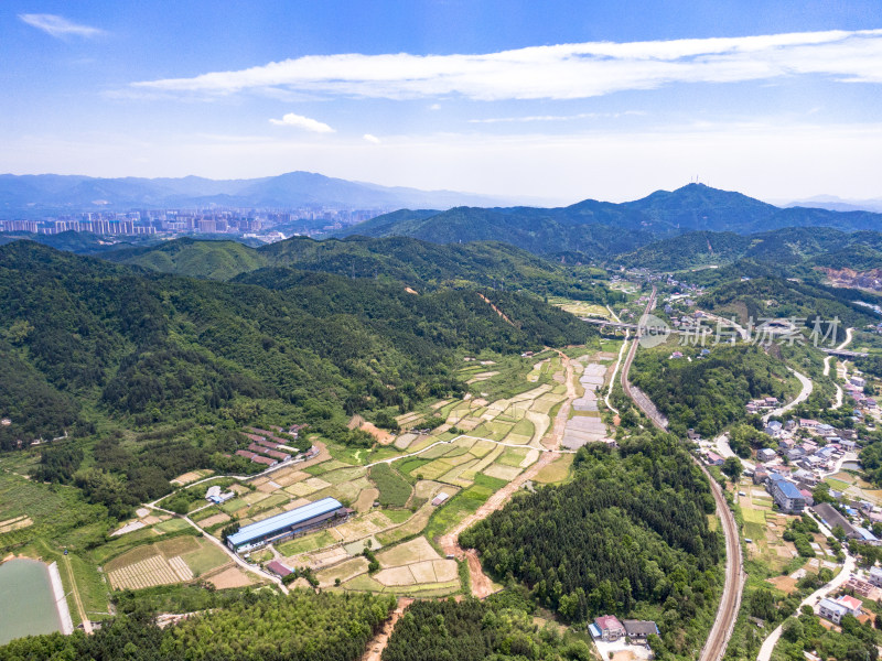 山川丘陵农业种植农田航拍摄影图